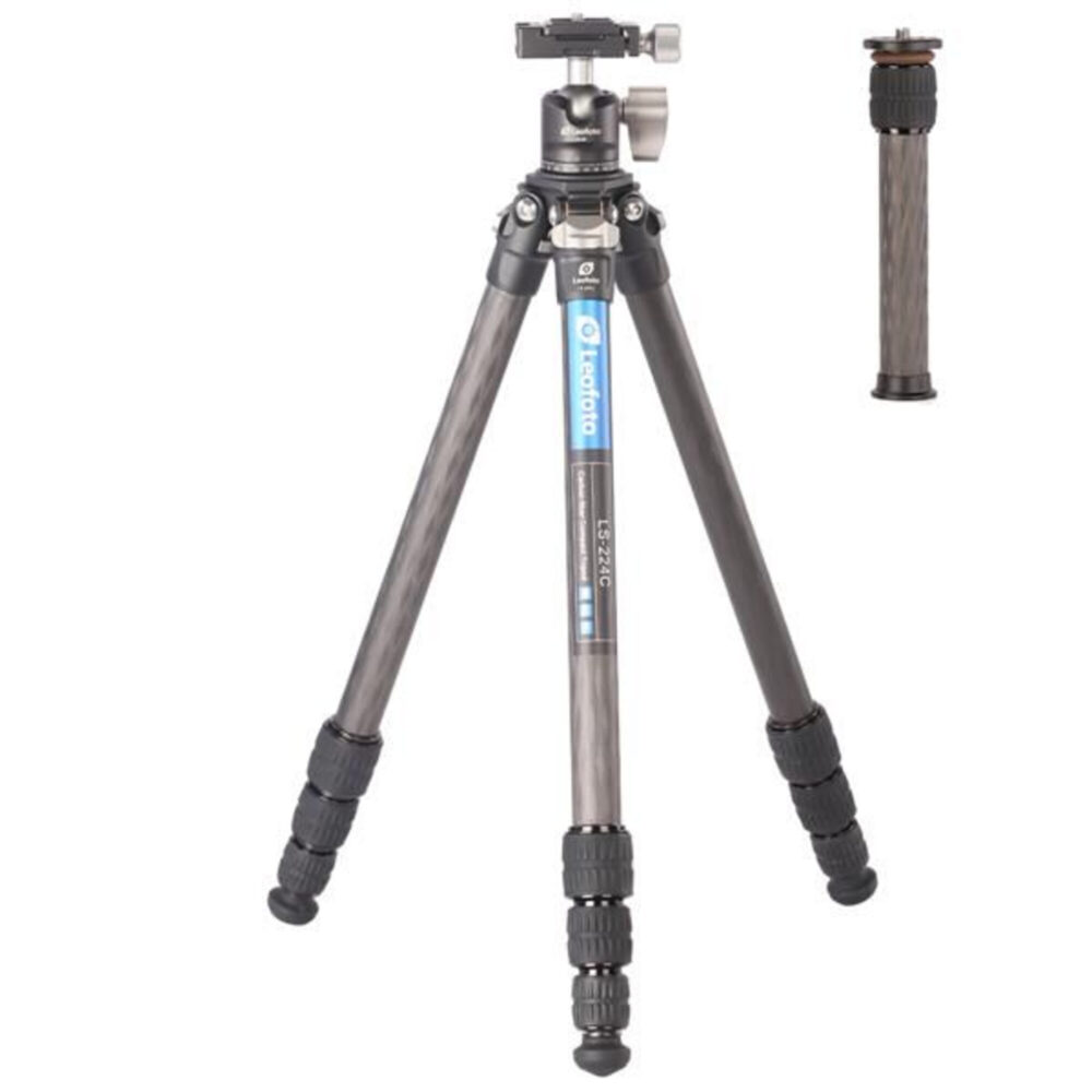 Leofoto LS-224C Tripod carbon Ranger volledig opgesteld met LH-25 kogelkop en losse korte middenkolom DC-222C ernaast.