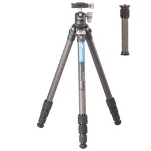 Leofoto LS-224C Tripod carbon Ranger volledig opgesteld met LH-25 kogelkop en losse korte middenkolom DC-222C ernaast.