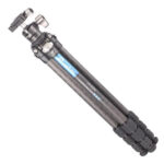 Leofoto LS-224C Tripod ingeklapt met gemonteerde LH-25 kogelkop, toont slank reisformaat.