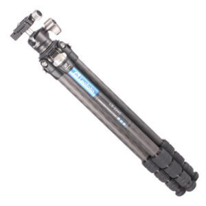 Leofoto LS-224C Tripod ingeklapt met gemonteerde LH-25 kogelkop, toont slank reisformaat.