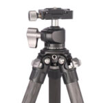 Leofoto LS-224C Tripod close-up van LH-25 kogelkop en statiefschouder met draaivergrendelingen.