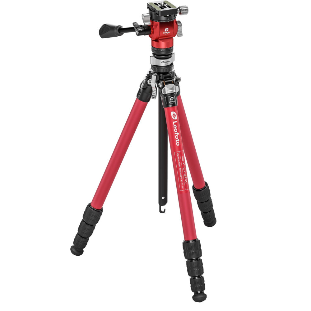 Leofoto LY-224C Tripod rood carbon Mr.Y statief met BV-0R videokop, poten uitgespreid op witte achtergrond.