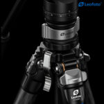 Leofoto LY-224C Tripod detail van BV-0R videokop met gemonteerde camera en verstelbare panhandle.