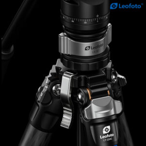 Leofoto LY-224C Tripod detail van BV-0R videokop met gemonteerde camera en verstelbare panhandle.