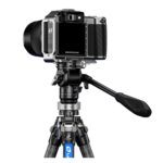 Leofoto LY-224C Tripod compact ingeschoven met samengevouwen carbon poten voor eenvoudig transport.