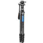 Leofoto LY-224C Tripod met systeemcamera op BV-0R videokop in zijaanzicht voor vloeiende video-opnamen.