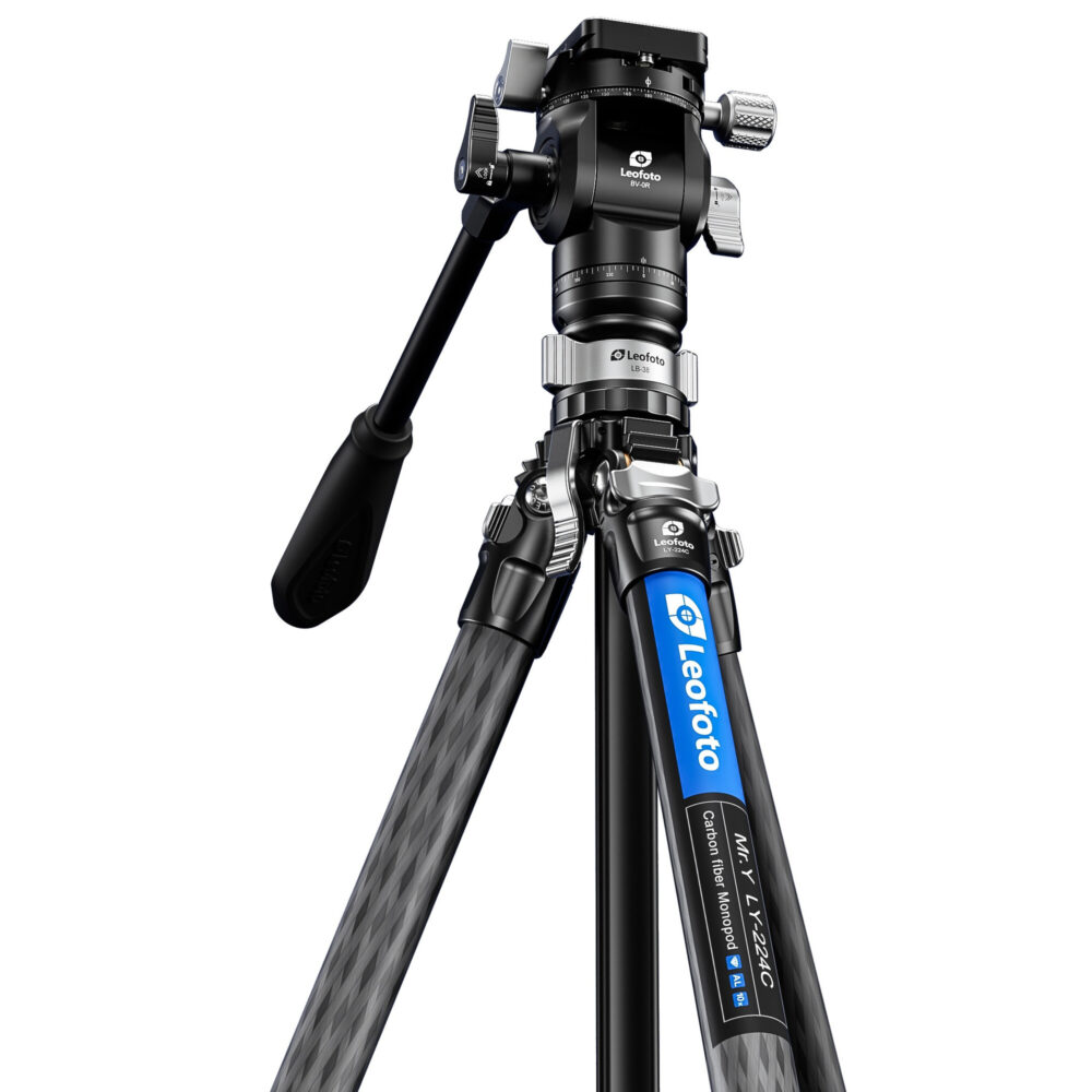 Leofoto LY-224C Tripod met camera frontaal weergegeven op middelhoge werkhoogte.