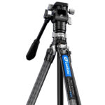 Leofoto LY-224C Tripod met camera frontaal weergegeven op middelhoge werkhoogte.