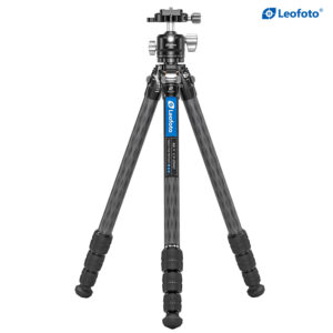 Leofoto LY-254C Tripod frontaal aanzicht met drie carbon poten en blauwe Mr.Y-markering.