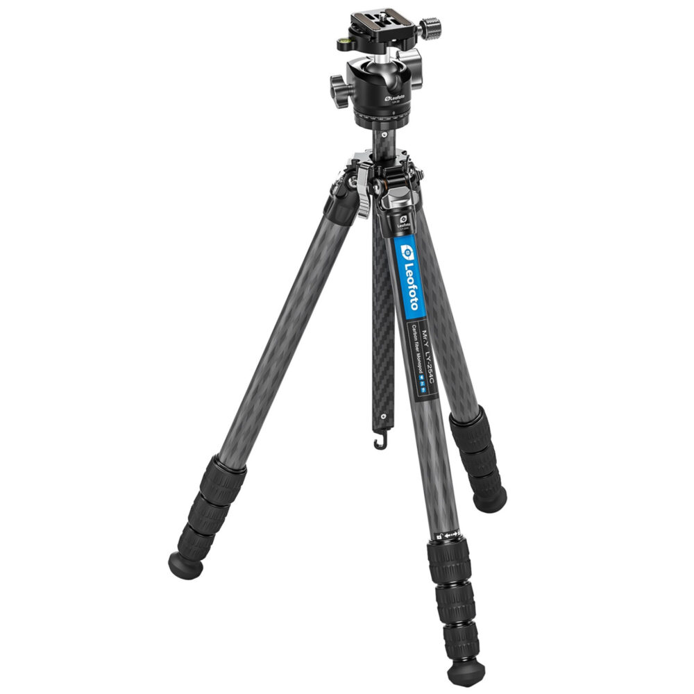 Leofoto LY-254C Tripod carbon Mr.Y-statief volledig uitgeklapt met kogelkop LH-30 op witte achtergrond.