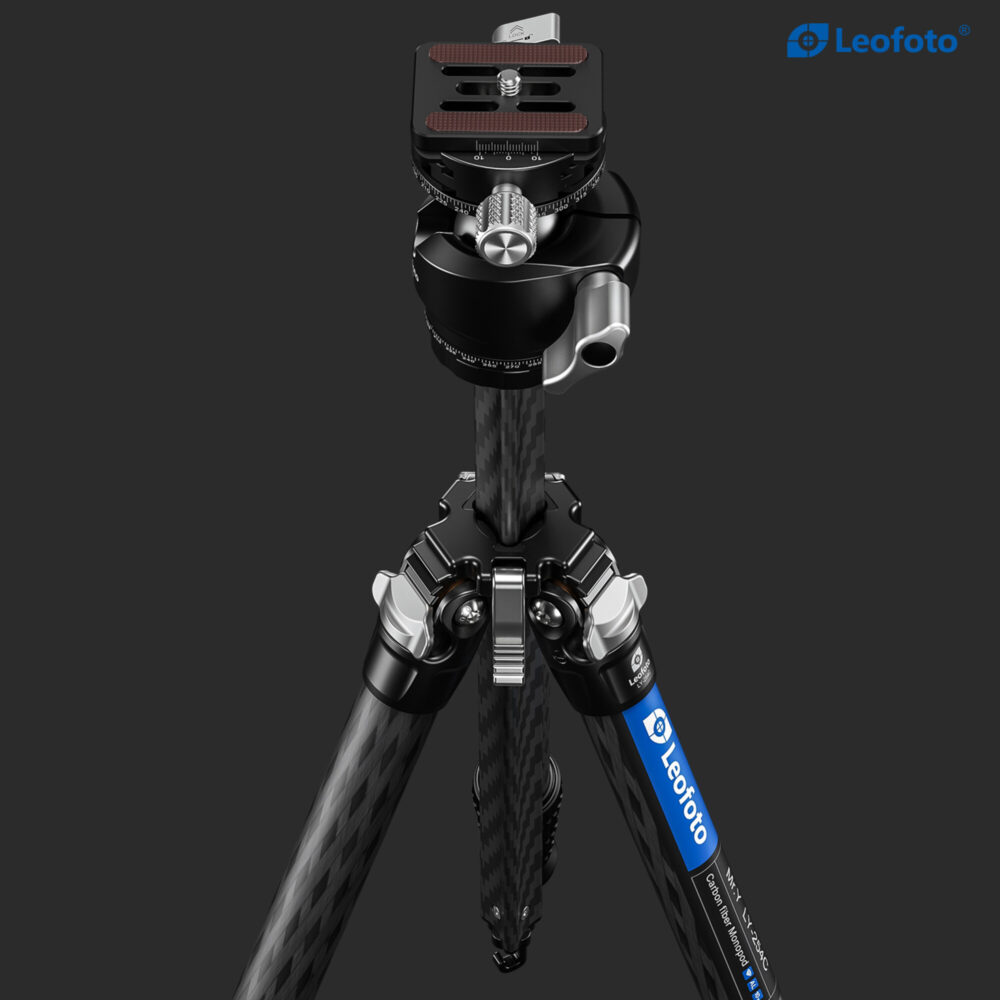 Leofoto LY-254C Tripod detail van bovenkant met omgekeerde middenzuil en LH-30 kogelkop op donkere achtergrond.