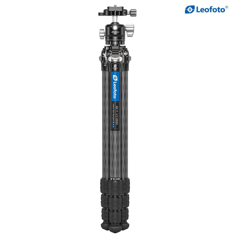 Leofoto LY-254C Tripod compact ingeschoven met samengevouwen carbon poten voor eenvoudig vervoer.