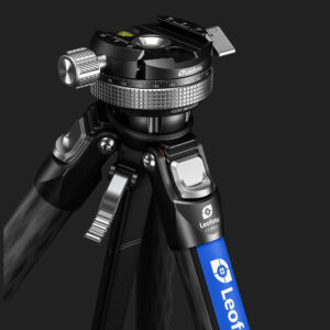 Leofoto LY-265CF Tripod close-up van scharnieren en Y-middenzuil met blauw Leofoto-logo op donkere achtergrond.
