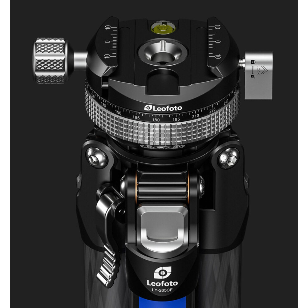 Leofoto LY-265CF Tripod detailbovenaanzicht van omgekeerde kogelkop met gouden binnenkern en schaalverdeling.