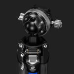 Leofoto LY-265CF Tripod kogelkop in zijaanzicht met Arca-Swiss snelkoppelingsplaat op zwarte achtergrond.