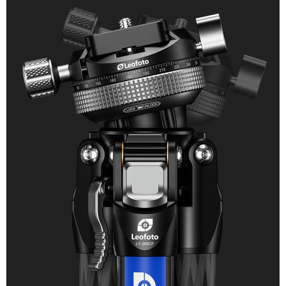 Leofoto LY-265CF Tripod kogelkop met gekantelde snelkoppelingsplaat voor portretstand op donkere achtergrond.