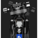 Leofoto LY-265CF Tripod kogelkop met gekantelde snelkoppelingsplaat voor portretstand op donkere achtergrond.