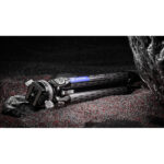 Leofoto LY-265CF Tripod liggend op donkere ondergrond met rode bloesemblaadjes als decor.