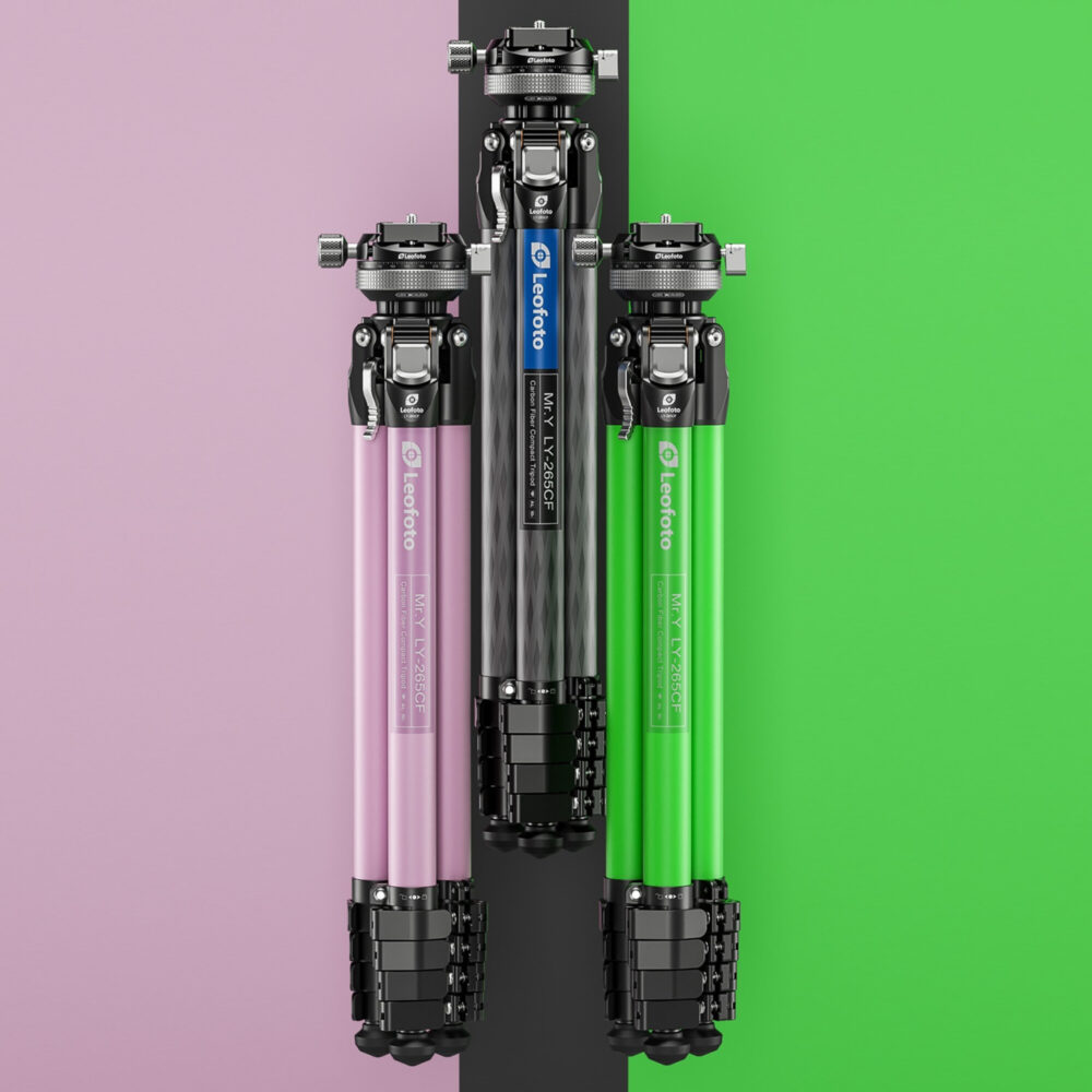 Leofoto LY-265CF Tripod samen met groene en roze Mr.Y-statieven rechtop naast elkaar op witte achtergrond.