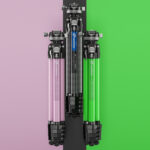 Leofoto LY-265CF Tripod samen met groene en roze Mr.Y-statieven rechtop naast elkaar op witte achtergrond.
