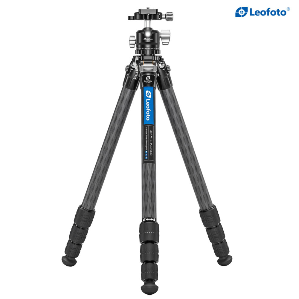 Leofoto LY-284C Tripod frontaal aanzicht met drie carbon poten en blauwe Mr.Y-markering.