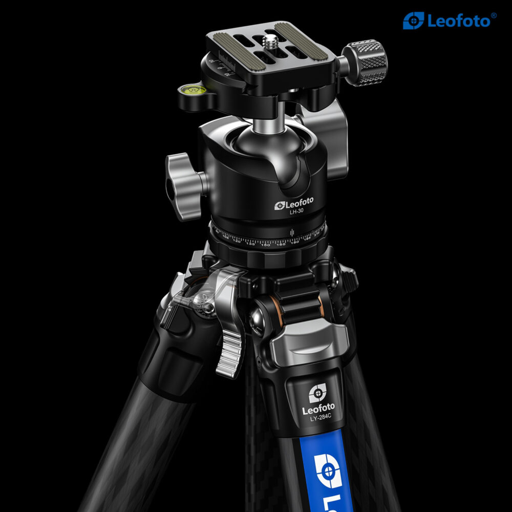 Leofoto LY-284C Tripod close-up van LH-30 kogelkop met Arca-Swiss snelkoppelingsplaat en libel op zwarte achtergrond.