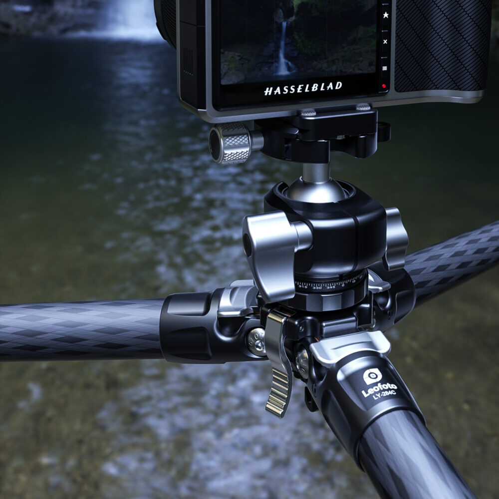 Leofoto LY-284C Tripod laag boven water met camera voor stabiele landschaps- en langebelichtingsopnamen.