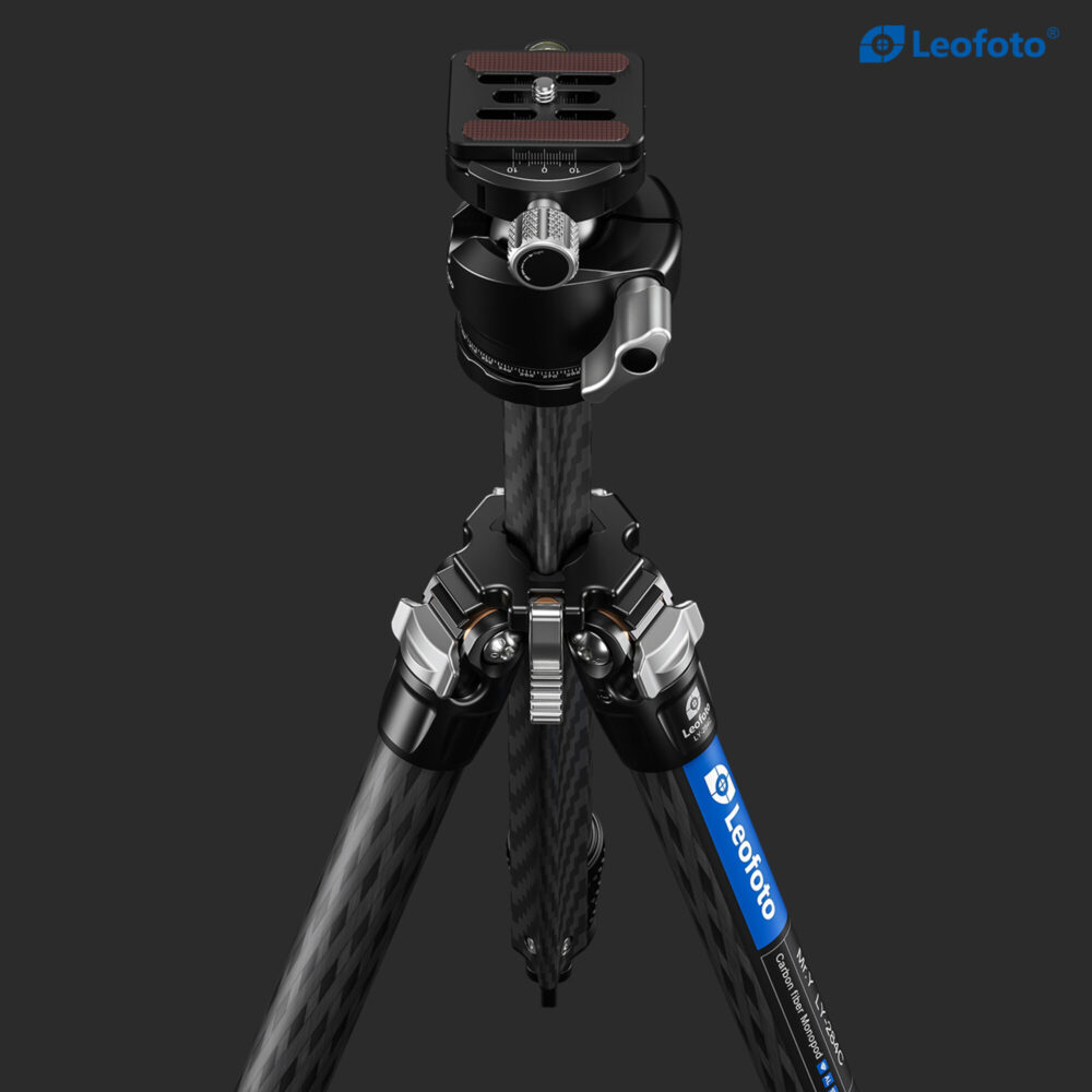 Leofoto LY-284C Tripod zijaanzicht met hoog uitgeklapte poten en kogelkop tegen donkere achtergrond.