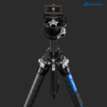 Leofoto LY-284C Tripod zijaanzicht met hoog uitgeklapte poten en kogelkop tegen donkere achtergrond.