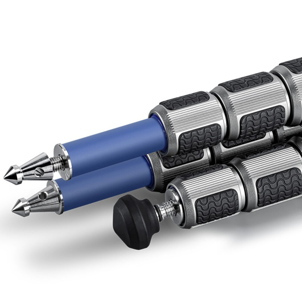 Leofoto LP-284C Tripod close-up van ingeschoven poten met grove antislip draaisluitingen en spikes.