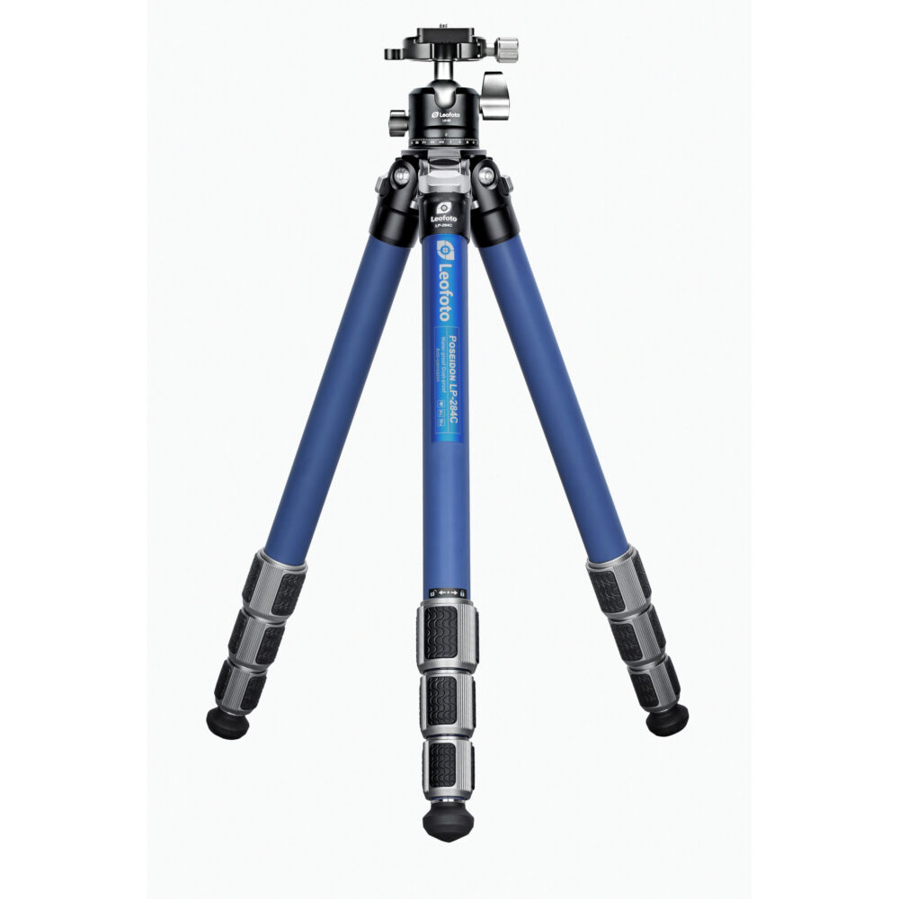 Leofoto LP-284C Tripod blauwe carbon poten met metalen draaisluitingen in werkpositie, vooraanzicht op witte achtergrond.