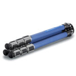 Leofoto LP-284C Tripod compact opgevouwen statief met naar binnen geklapte poten op witte achtergrond.