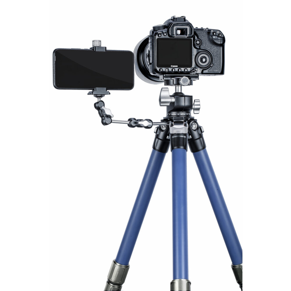 Leofoto LP-284C Tripod met gemonteerde camera en smartphone op een arm, gezien van voren voor demonstratie van gebruik.