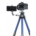 Leofoto LP-284C Tripod met gemonteerde camera en smartphone op een arm, gezien van voren voor demonstratie van gebruik.