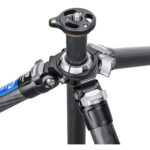 Leofoto LY-224C Tripod close-up van de carbon poten met gedraaide rubberen beenvergrendelingen.