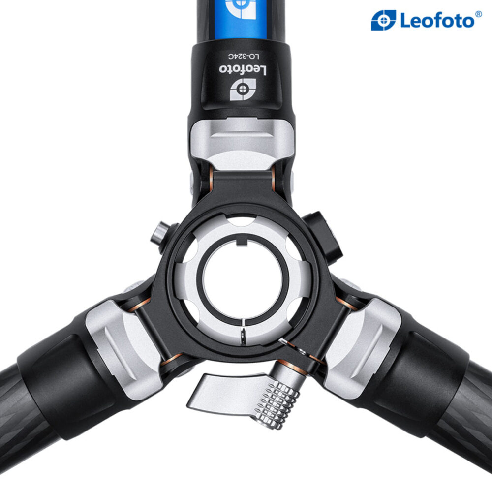 Leofoto LY-224C Tripod bovenaanzicht van het statiefscharnier en montageplaat voor kop.