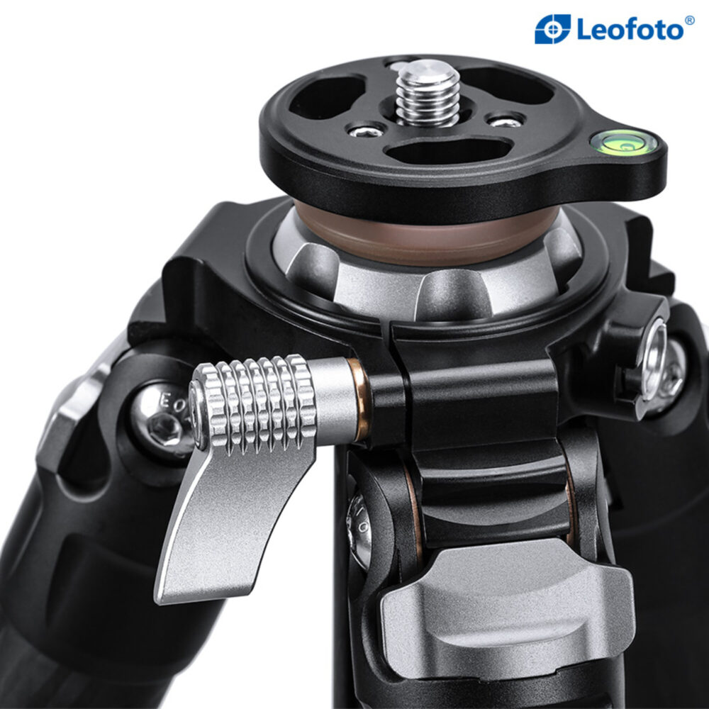 Leofoto LY-224C Tripod detail van de bovenplaat met waterpas en bevestigingsschroef voor statiefkop.
