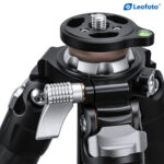 Leofoto LY-224C Tripod detail van de bovenplaat met waterpas en bevestigingsschroef voor statiefkop.