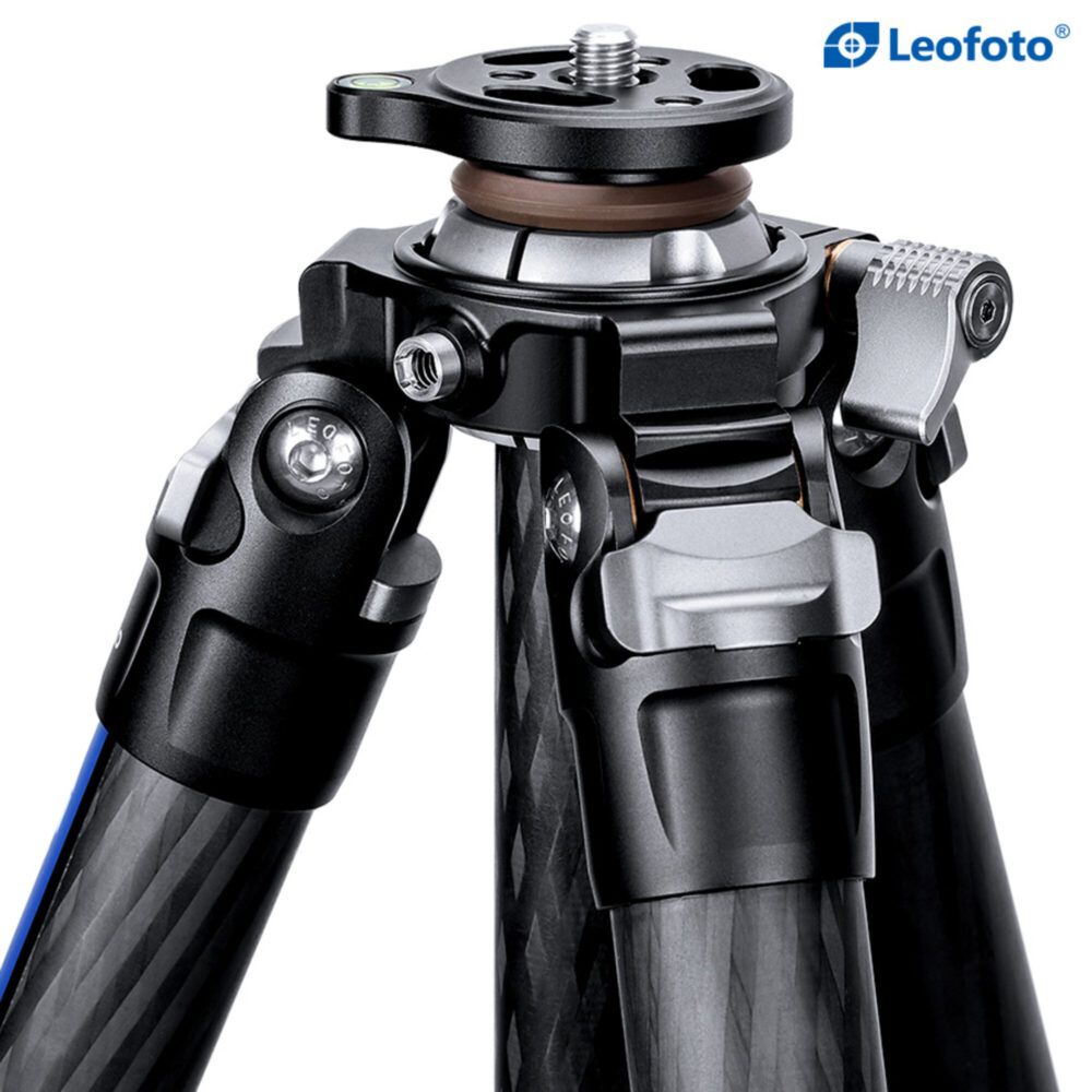 Leofoto LY-224C Tripod close-up van het scharnierhuis met vergrendelknoppen en bevestigingspunten.