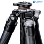 Leofoto LY-224C Tripod close-up van het scharnierhuis met vergrendelknoppen en bevestigingspunten.