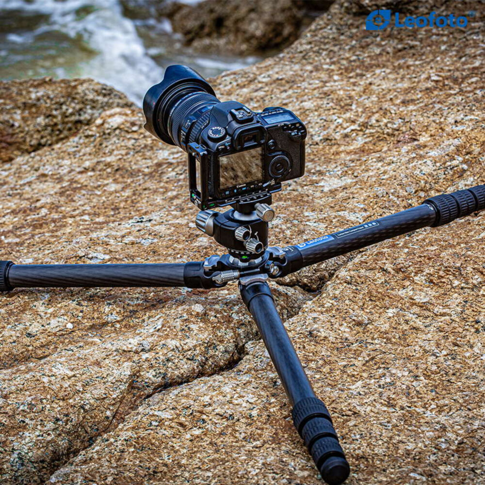 Leofoto LY-224C Tripod laag bij de grond in strandzand met camera voor opname vanuit kikkerperspectief.