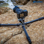 Leofoto LY-224C Tripod laag bij de grond in strandzand met camera voor opname vanuit kikkerperspectief.