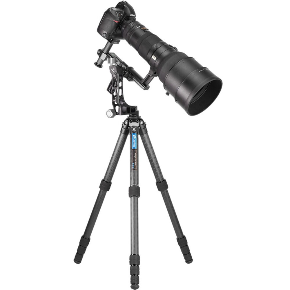 Leofoto LS-365C Tripod volledig opgesteld met PG-1 gimbal en grote telelens.