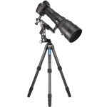 Leofoto LS-365C Tripod volledig opgesteld met PG-1 gimbal en grote telelens.