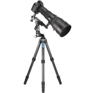Leofoto LS-365C Tripod volledig opgesteld met PG-1 gimbal en grote telelens.