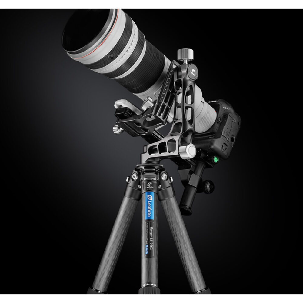Leofoto LS-365C Tripod close-up van gimbal en telelens tegen donkere achtergrond.