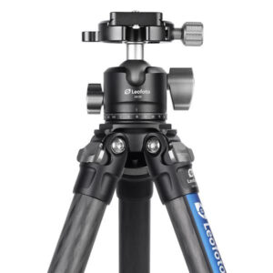Leofoto LS-255C Tripod close-up van bovenplaat met gemonteerde LH-30 kogelkop en scharnierpunten van de poten.