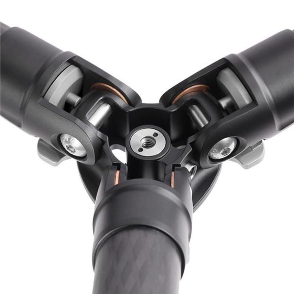 Leofoto LS-255C Tripod detail van statiefscharnieren en carbon poten met oranje afdichtingen.