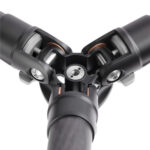 Leofoto LS-255C Tripod detail van statiefscharnieren en carbon poten met oranje afdichtingen.