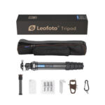 Leofoto LS-255C Tripod complete set met statief, draagtas, korte middenkolom, gereedschap, spikes en documentatie in verpakking.